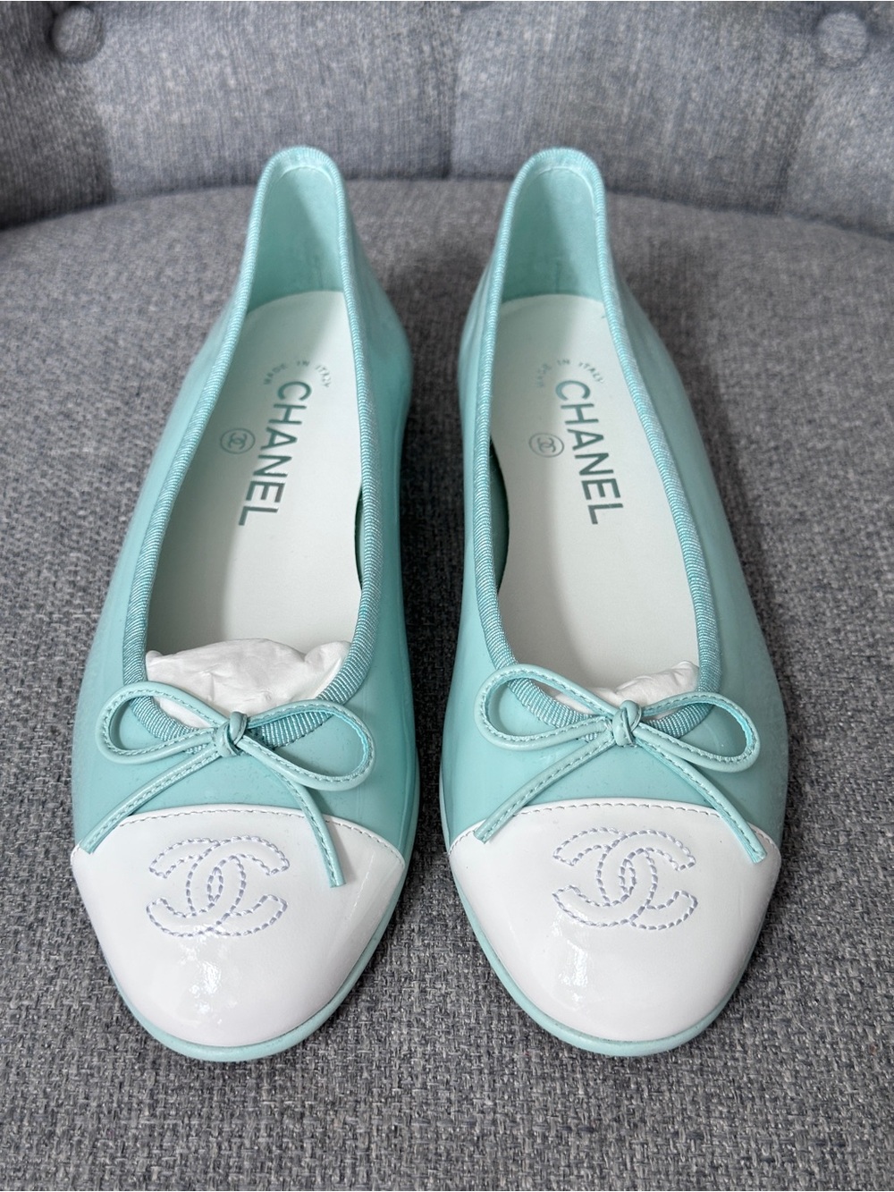 2026 CHANEL TURQUOISE PATENT LEATHER WHITE CC LOGO CAPTOE BALLET FLATS size 37C - Picture 3 of 16